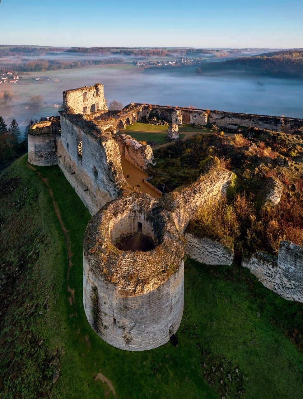 Photo ruines Chateau de Coucy beautiful landscape sunset