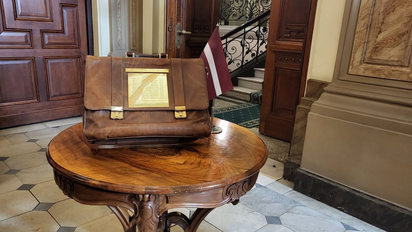 Latvijas valsts budžeta portfelis Saeima briefcase